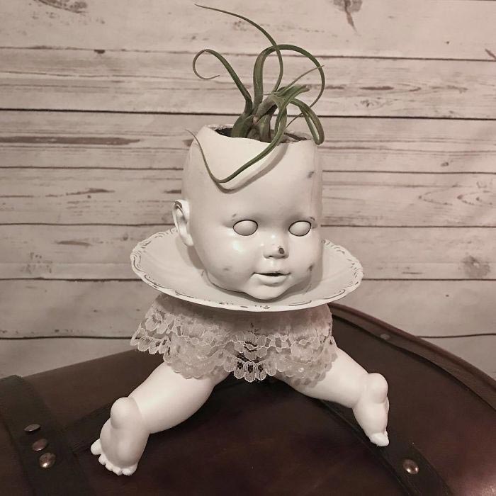 Люди превратили старые куклы в адские горшки для сада, как сделать горшки из старых кукол, горшки из кукол 