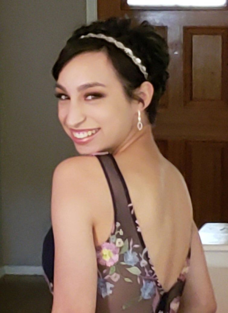 Девушка шокировала своего парня в выпускной день, впервые встав на ноги за 10 месяцев не могла ходить, удивила на выпускном, перед выпускным балом