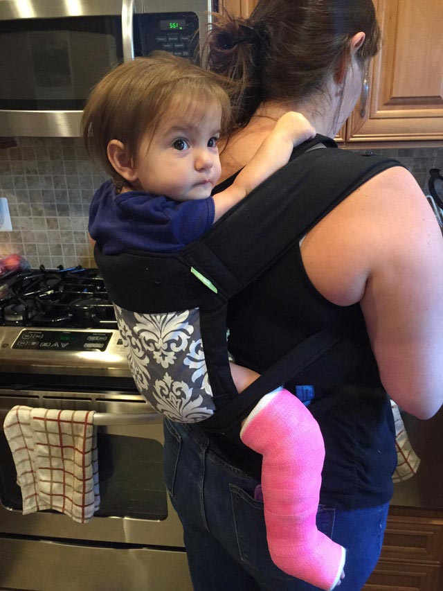 почему нельзя съезжать с горки, опасно съезжать с горки, съезжать с горки вместе с ребёнком