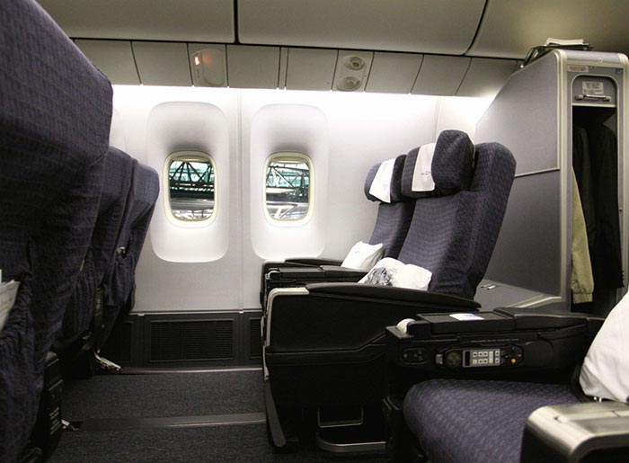 Мужчине понадобилось два места в самолёте, Тони Басси