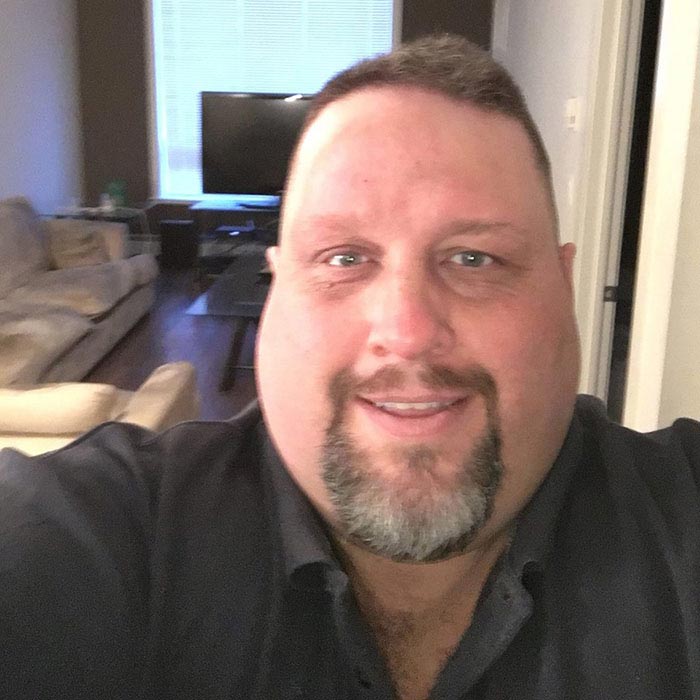 Мужчине понадобилось два места в самолёте, Тони Басси