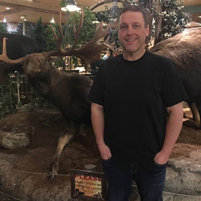 Мужчине понадобилось два места в самолёте, Тони Басси