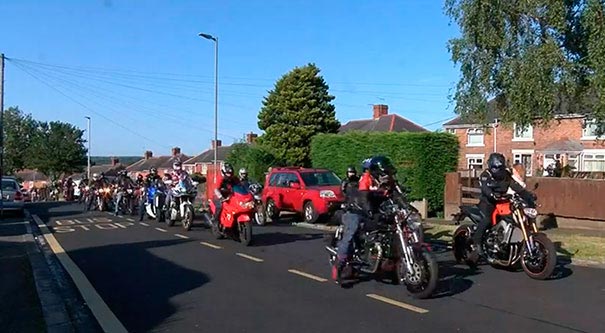 Над этой девушкой издевались в школе с 7 лет и на выпускной она приехала с крутым эскортом байкеры сопроводили на выпускной, байкеры на впускном