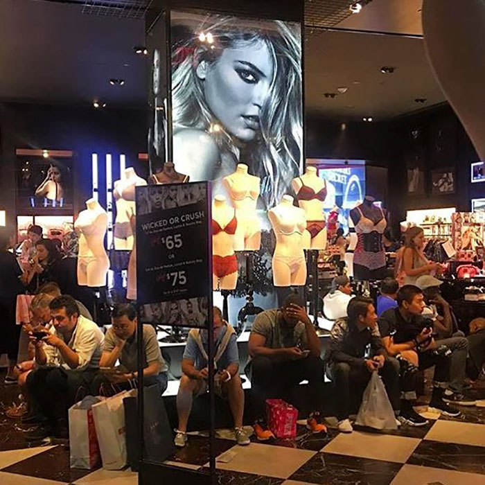 мужчинs пошли на шопинг со своими женщинами