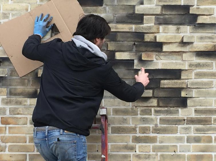 Думаете кто-то просто двигал кирпичи в этой стене? Нет, всё гораздо интереснее дерево из кирпичей, выдвинутые кирпичи, Pejac, оптическая иллюзия