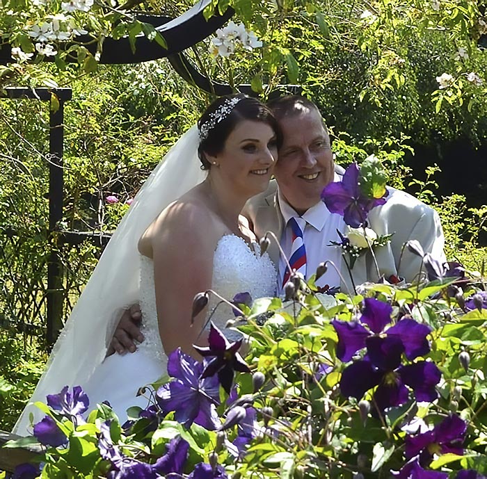 Молодожены были в шоке, что загорающая девушка отказалась уйти с места их фотосессии загорала во время свадебной фотосессии, девушка загорала свадебная фотосессия