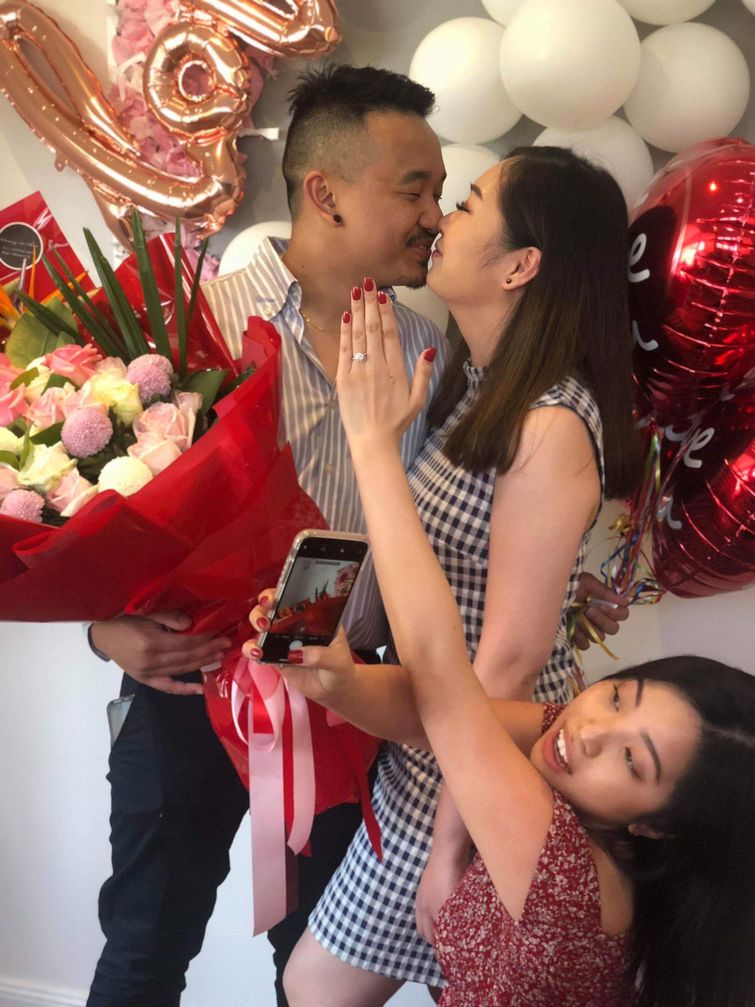 Невеста не была готова к предложению, необычная фотография помолвки, фото помолвки, фото помолвки рука с кольцом