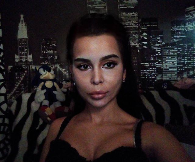 девушка из Омска может превратить себя в любую знаменитость, Алиса Дронова