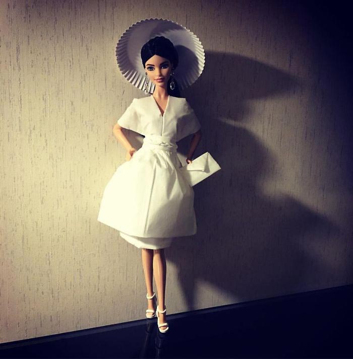 Мужчина делает платья для кукол из туалетной бумаги, платья для кукол из туалетной бумаги, Цзянь Ян, Jian Yang