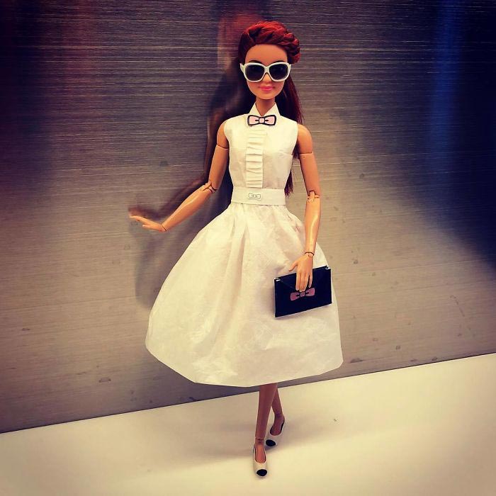 Мужчина делает платья для кукол из туалетной бумаги, платья для кукол из туалетной бумаги, Цзянь Ян, Jian Yang