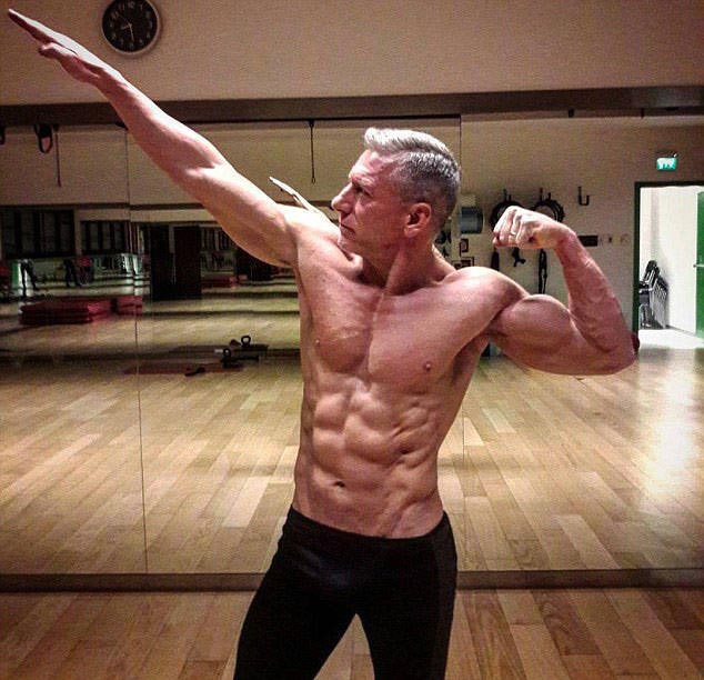 Что получится, если 51-летний отец решит пойти по стопам своего сына-бодибилдера Роберто Касаротто, Роберто Касаротто до и после, 50-летний бодибилдер, престарелый бодибилдер, 50-летний качок