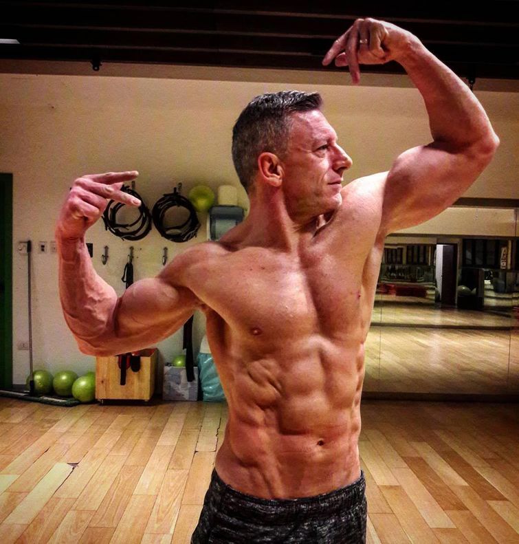 Что получится, если 51-летний отец решит пойти по стопам своего сына-бодибилдера Роберто Касаротто, Роберто Касаротто до и после, 50-летний бодибилдер, престарелый бодибилдер, 50-летний качок