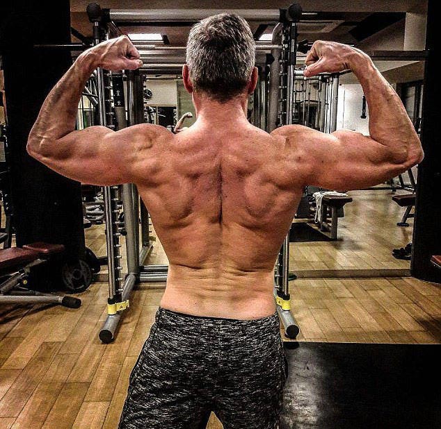 Что получится, если 51-летний отец решит пойти по стопам своего сына-бодибилдера Роберто Касаротто, Роберто Касаротто до и после, 50-летний бодибилдер, престарелый бодибилдер, 50-летний качок