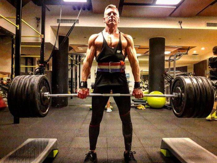 Что получится, если 51-летний отец решит пойти по стопам своего сына-бодибилдера Роберто Касаротто, Роберто Касаротто до и после, 50-летний бодибилдер, престарелый бодибилдер, 50-летний качок