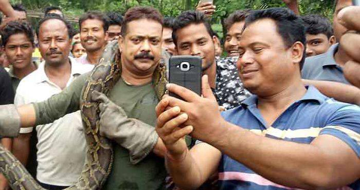 Вот почему не стоит фотографироваться с питонами, конечно если вам не нравится удушье селфи с питоном, питон н елюбит фотографироваться, фотография с питоном, почему не стоит фотографироваться с питоном