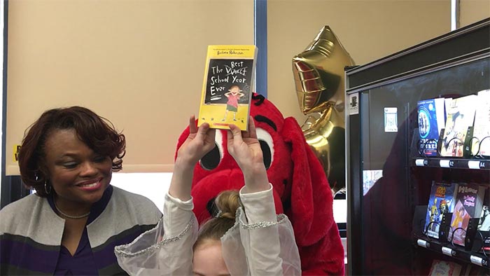 школа установила автомат с книгами, школа Arthur O. Eve 61