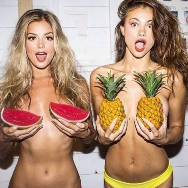 Ананас вместо лифчика, прикрылись ананасами, девушки и ананасы, ананасы вместо лифчиков