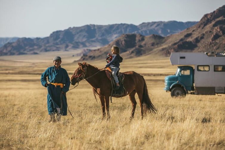 путешествие на фургоне, путешествие на грузовике, семейное путешествие, путешествие семьи