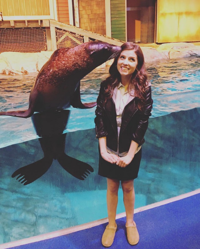 25 раз Анна Кендрик доказала, что она настоящая диснеевская принцесса Анна Кендрик доказала что она диснеевская принцесса, Кендрик, позирующая с разными животными