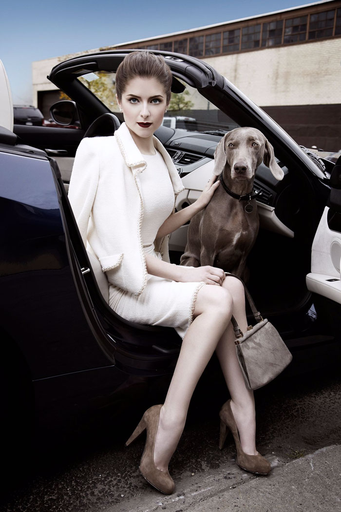 25 раз Анна Кендрик доказала, что она настоящая диснеевская принцесса Анна Кендрик доказала что она диснеевская принцесса, Кендрик, позирующая с разными животными