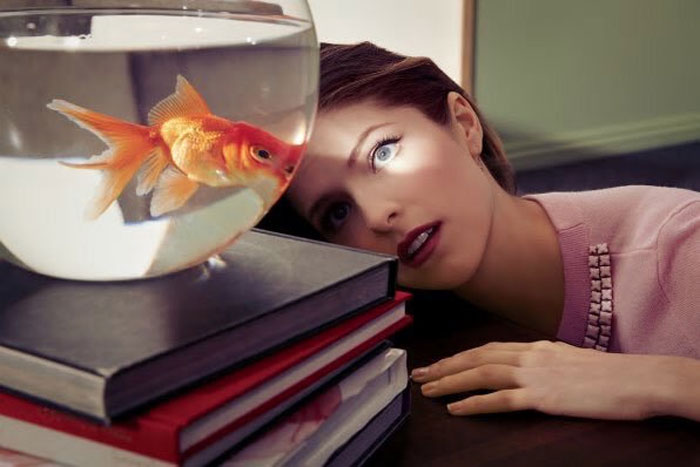 25 раз Анна Кендрик доказала, что она настоящая диснеевская принцесса Анна Кендрик доказала что она диснеевская принцесса, Кендрик, позирующая с разными животными