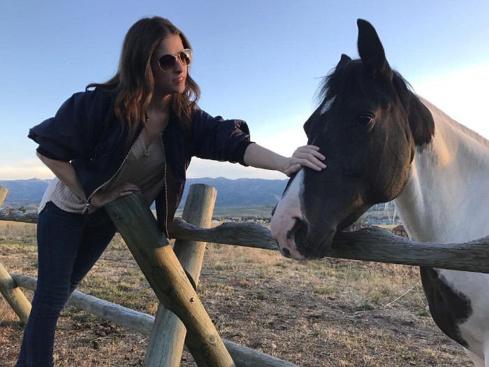 25 раз Анна Кендрик доказала, что она настоящая диснеевская принцесса Анна Кендрик доказала что она диснеевская принцесса, Кендрик, позирующая с разными животными