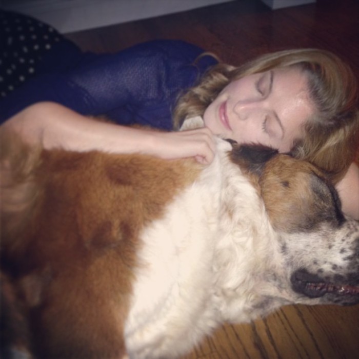 25 раз Анна Кендрик доказала, что она настоящая диснеевская принцесса Анна Кендрик доказала что она диснеевская принцесса, Кендрик, позирующая с разными животными