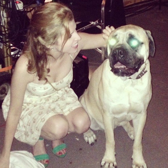 25 раз Анна Кендрик доказала, что она настоящая диснеевская принцесса Анна Кендрик доказала что она диснеевская принцесса, Кендрик, позирующая с разными животными