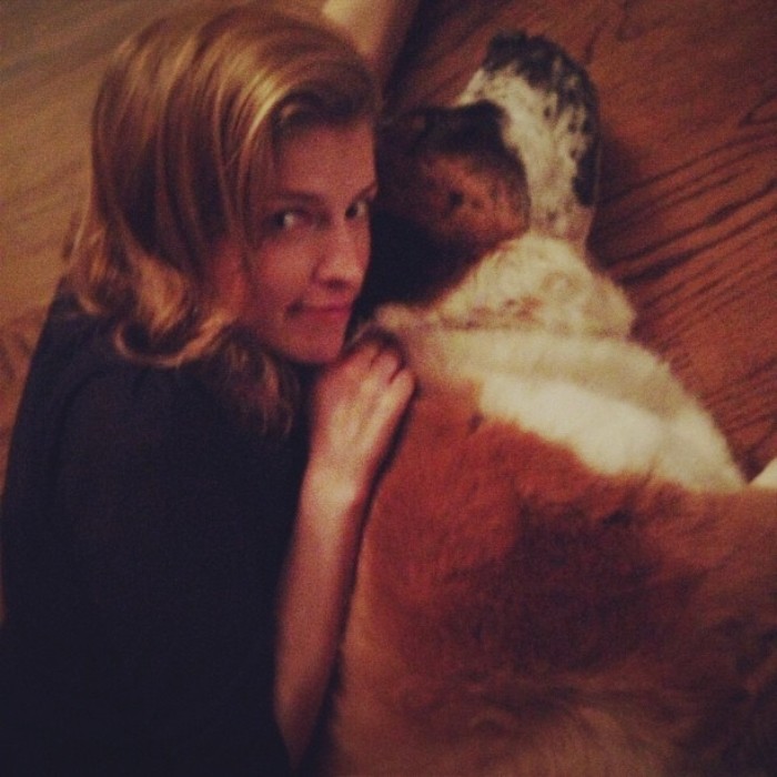 25 раз Анна Кендрик доказала, что она настоящая диснеевская принцесса Анна Кендрик доказала что она диснеевская принцесса, Кендрик, позирующая с разными животными