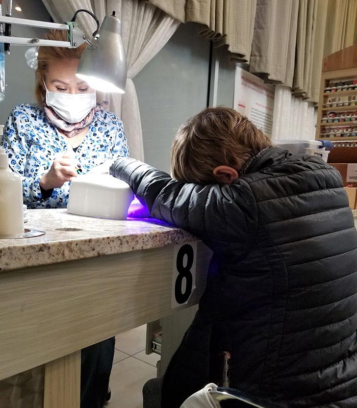 Люди в ярости от мастеров спа-салона, которые назвали мальчиком больную раком девочку девочку назвали мальчиком, девочка больна раком назвали мальчиком, анапластическая крупноклеточная лимфома