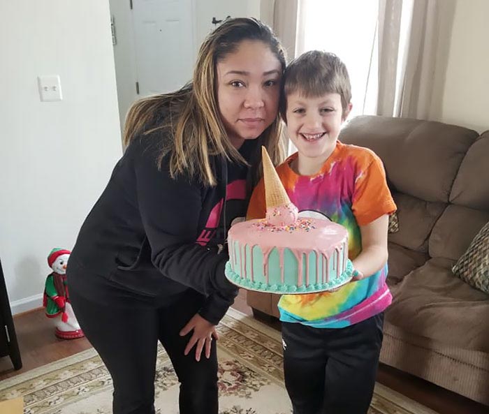 Люди в ярости от мастеров спа-салона, которые назвали мальчиком больную раком девочку девочку назвали мальчиком, девочка больна раком назвали мальчиком, анапластическая крупноклеточная лимфома