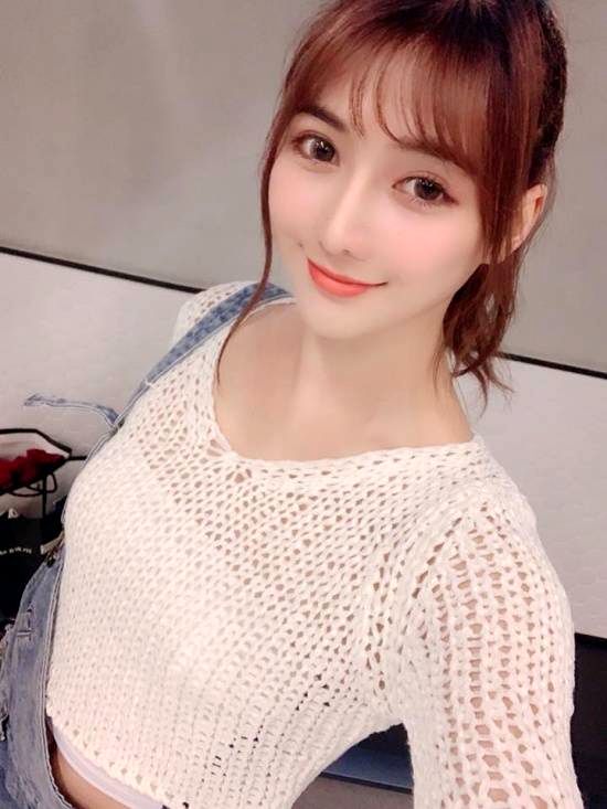 Лю Пэнпэн, Liu Pengpeng, самая красивая продавщица рыбы, самая красивая продавщица рыбы из Китая, модель продавщица рыбы, модель продает рыбу