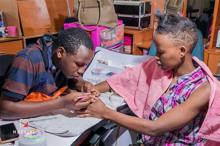 Фотограф преобразил эту бездомную пару для фотосессии и их просто не узнать преображение бездобной пары, любовь между бездомными, любовь бездомной пары, парень и девушка бездомные