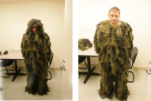 Полицейские не могли перестать смеяться, увидев попытку этой женщины спрятаться от них преступники прячутся, преступник попытался спрятаться, полицейские нашли преступника