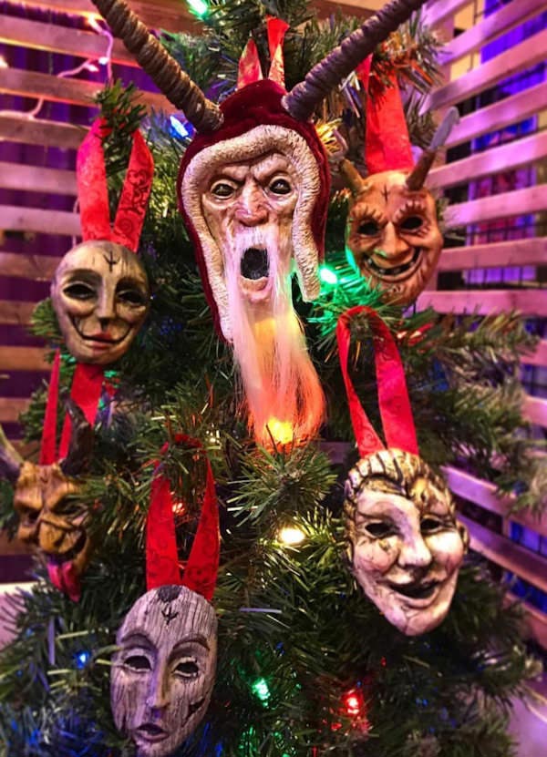 25 самых дурацких ёлочных игрушек, которые одновременно смешат и пугают странные ёлочные игрушки, жуткие ёлочные игрушки, нелепые ёлочные игрушки