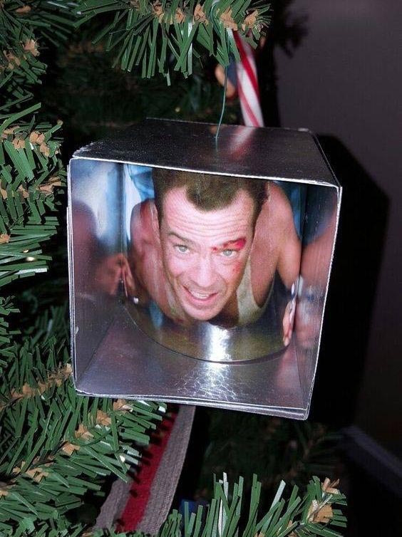 25 самых дурацких ёлочных игрушек, которые одновременно смешат и пугают странные ёлочные игрушки, жуткие ёлочные игрушки, нелепые ёлочные игрушки