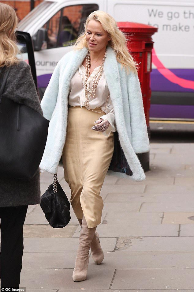 нелепые наряды звёзд, самые безвкусные наряды знаменитостей