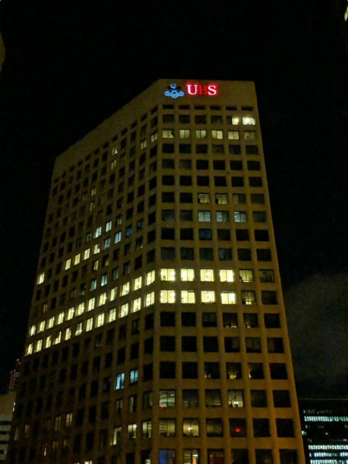 Весь интернет с замиранием сердца следил, как енот сутки взбирался на крышу небоскрёба енот взобрался на небоскрёб, енот влез по зданию, енот залез на небоскрёб, енот по стене небоскрёба