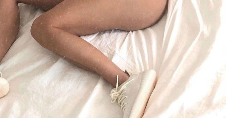 Пользователи затроллили Ким Кардашьян за её нелепую позу на кровати фото ким кардашьян, ким кардашьян в странной позе, затроллили ким кардашьян, ким кардашьян битва фотошоперов