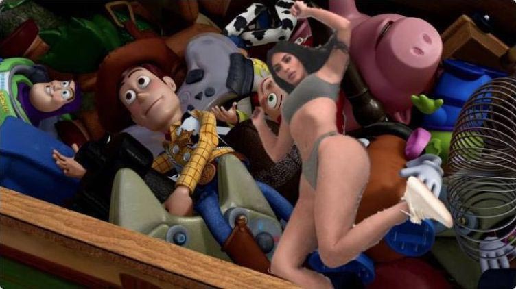 Пользователи затроллили Ким Кардашьян за её нелепую позу на кровати фото ким кардашьян, ким кардашьян в странной позе, затроллили ким кардашьян, ким кардашьян битва фотошоперов