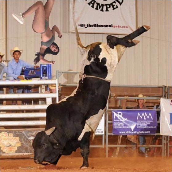 Пользователи затроллили Ким Кардашьян за её нелепую позу на кровати фото ким кардашьян, ким кардашьян в странной позе, затроллили ким кардашьян, ким кардашьян битва фотошоперов