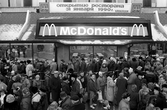Первый в Москве Макдональдс открылся в 1990 году, в Москве открылся первый советский Макдональдс