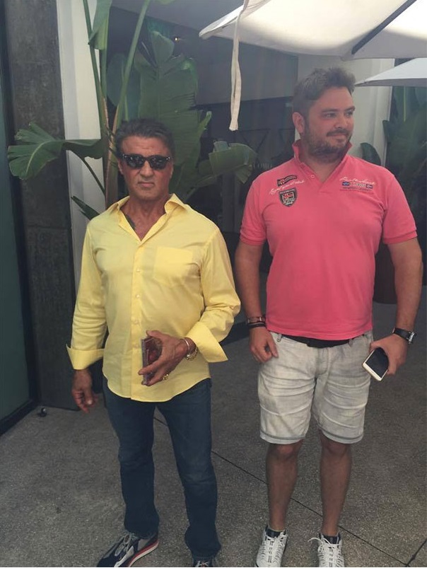 знаменитости зафотобомбили обычных людей, 