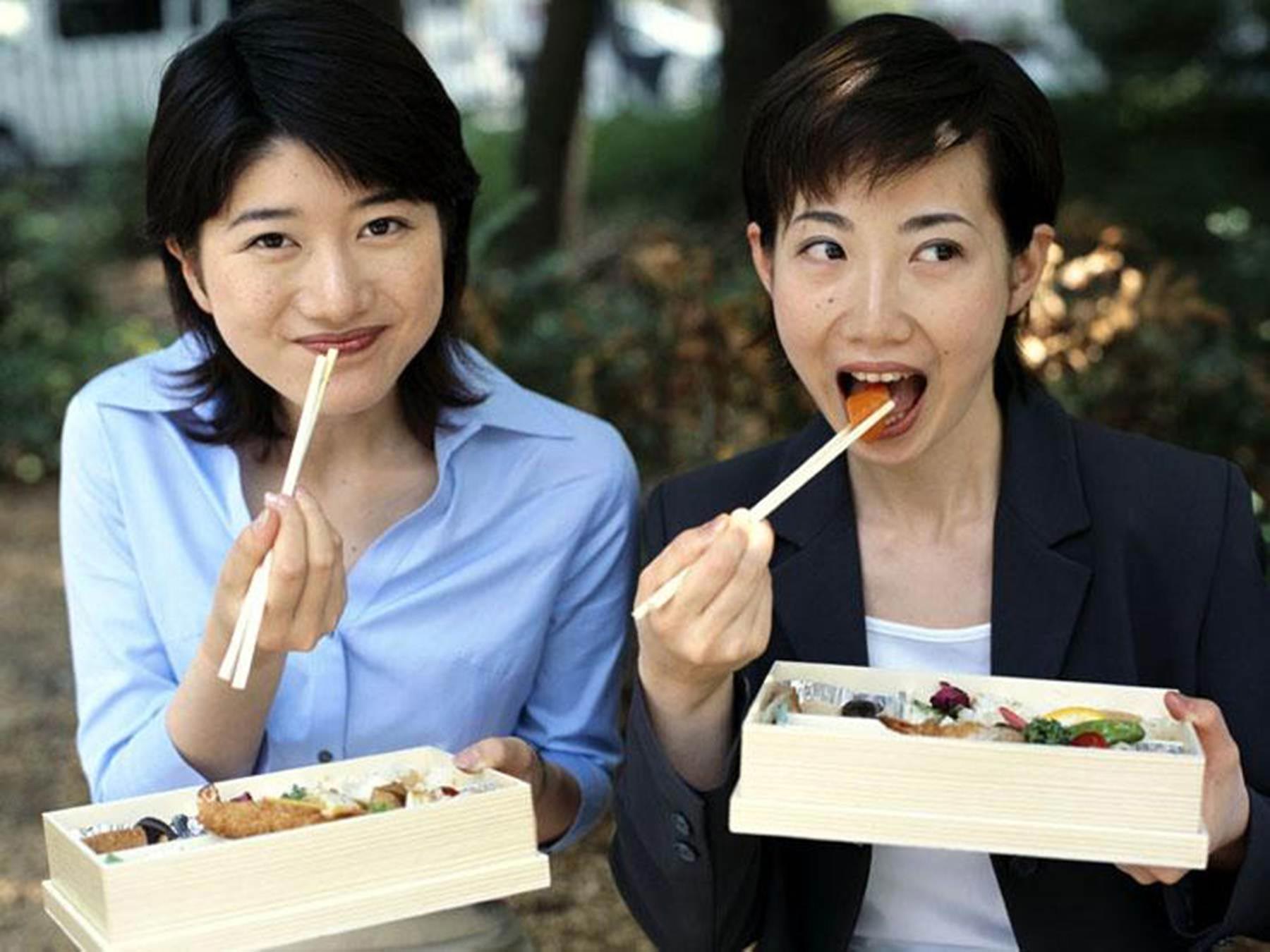 О разнице вкусов. Корейцы едят палочками. Японцы едят палочками. Японцы обедают. Японцы едят суши.