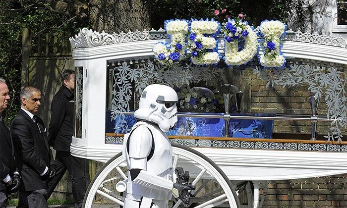 25 раз, когда люди почтили память своих близких самыми трогательными способами трогательный способ почтить память, люди почтили память близких, необычные похороны, случаи на похоронах