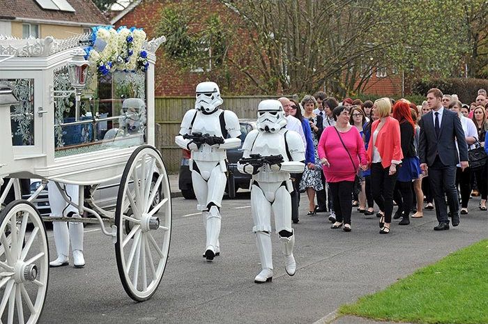 25 раз, когда люди почтили память своих близких самыми трогательными способами трогательный способ почтить память, люди почтили память близких, необычные похороны, случаи на похоронах