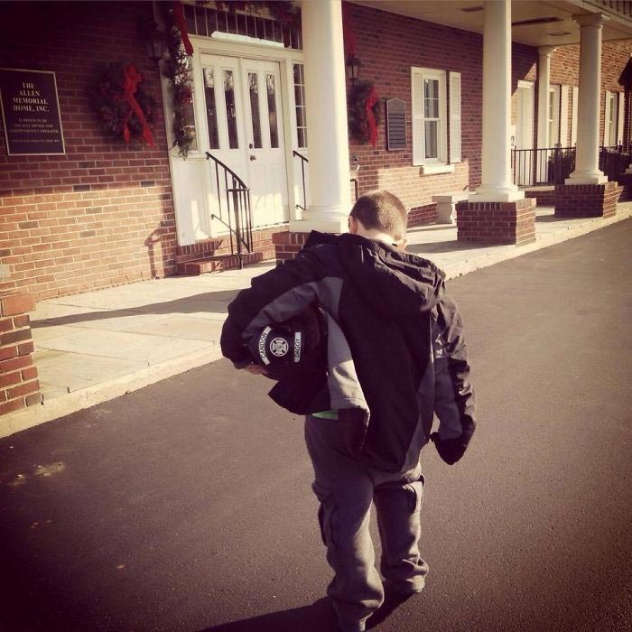 25 раз, когда люди почтили память своих близких самыми трогательными способами трогательный способ почтить память, люди почтили память близких, необычные похороны, случаи на похоронах