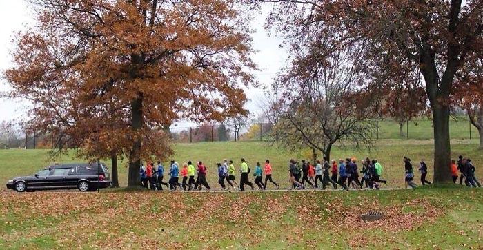 25 раз, когда люди почтили память своих близких самыми трогательными способами трогательный способ почтить память, люди почтили память близких, необычные похороны, случаи на похоронах