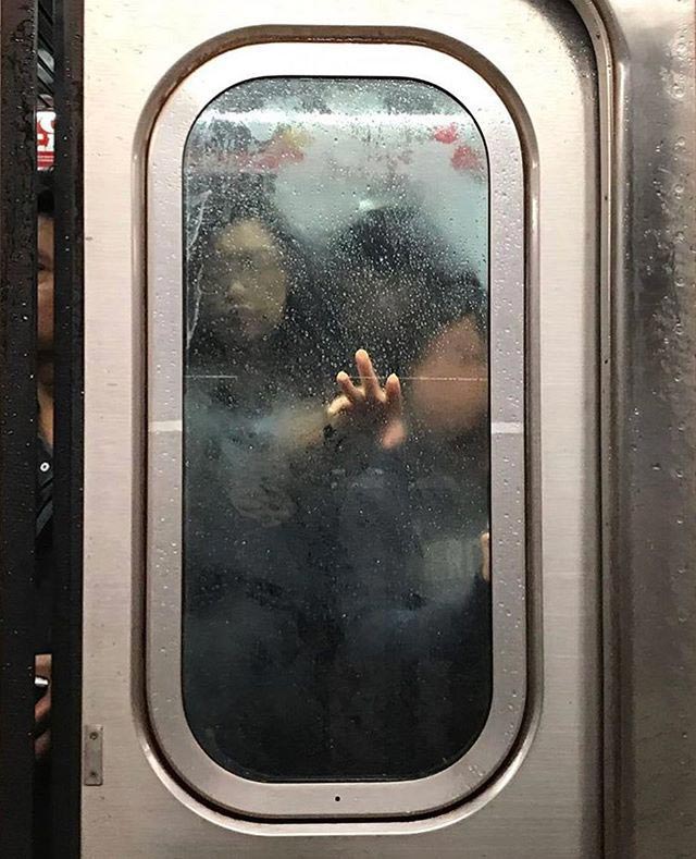 руки в метро, руки в подземке, фотографии рук в метро