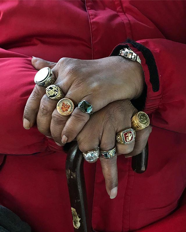 руки в метро, руки в подземке, фотографии рук в метро